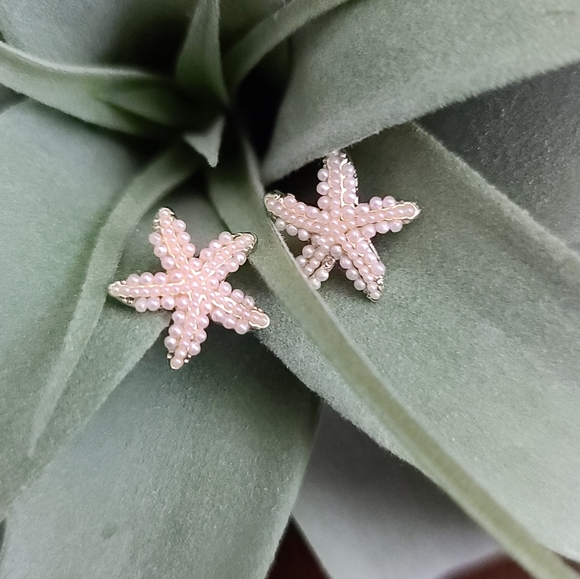 Small gold tone starfish with pearls earrings - Picture 2 of 7